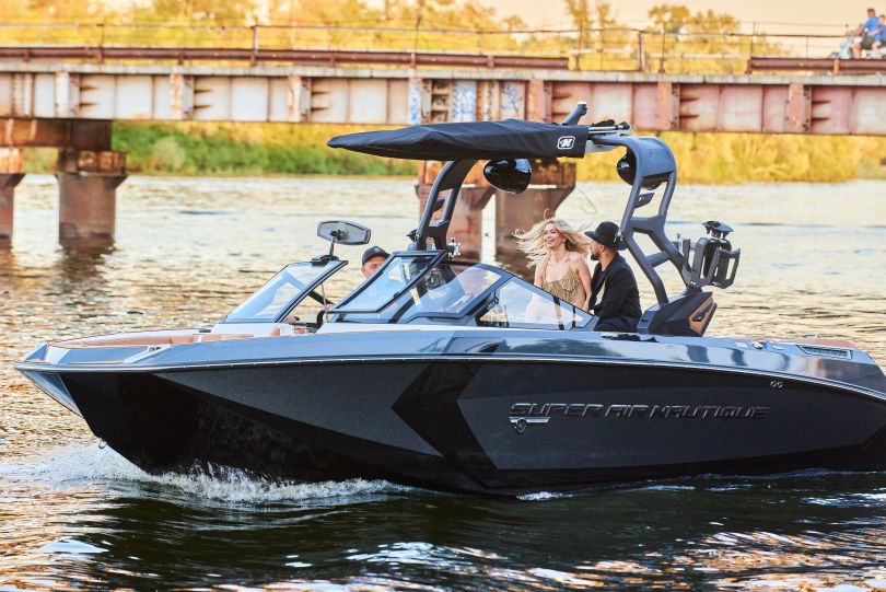 Вера Брежнева и Монатик прокатались на катере по Днепру