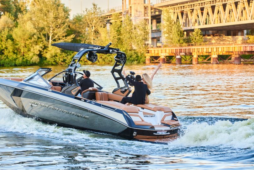 Вера Брежнева и Монатик в Киеве покатались на катере