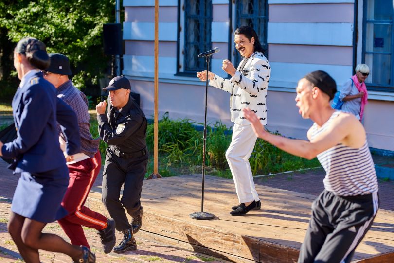 Павел Зибров танцует