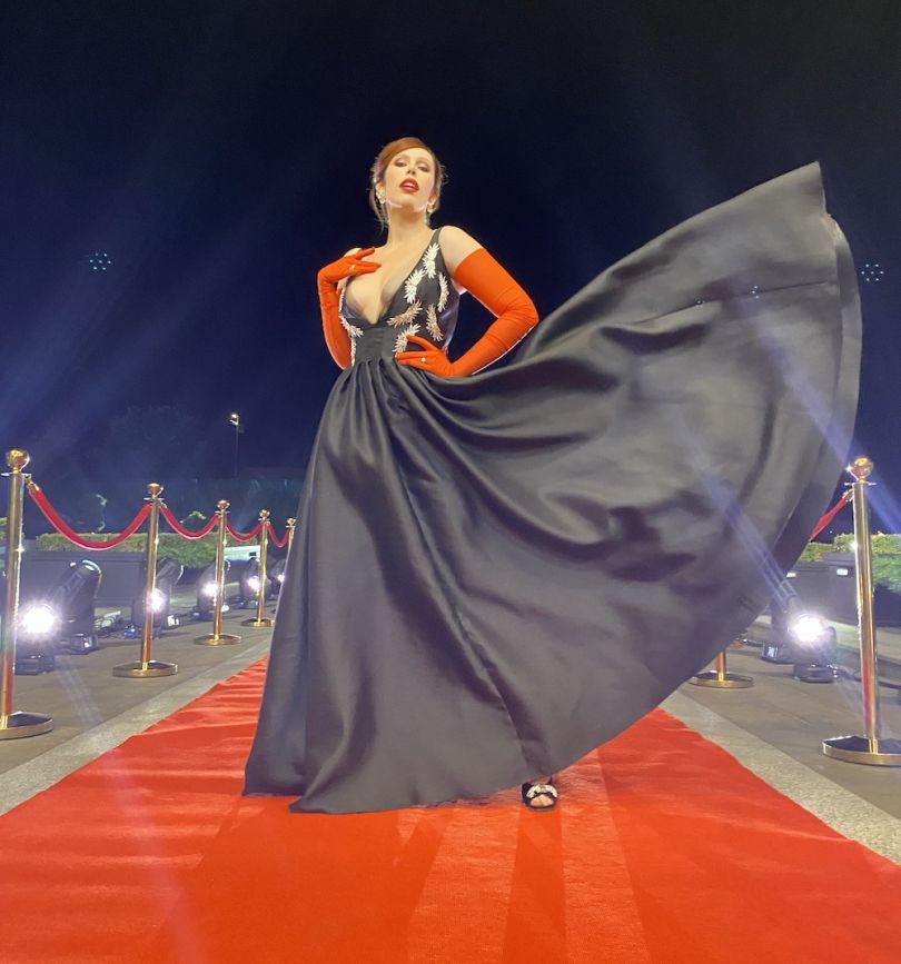 Соня Плакидюк на красной дорожке в эффектном платье засветила грудь