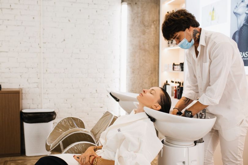 Полина Неня в пакирмахерской