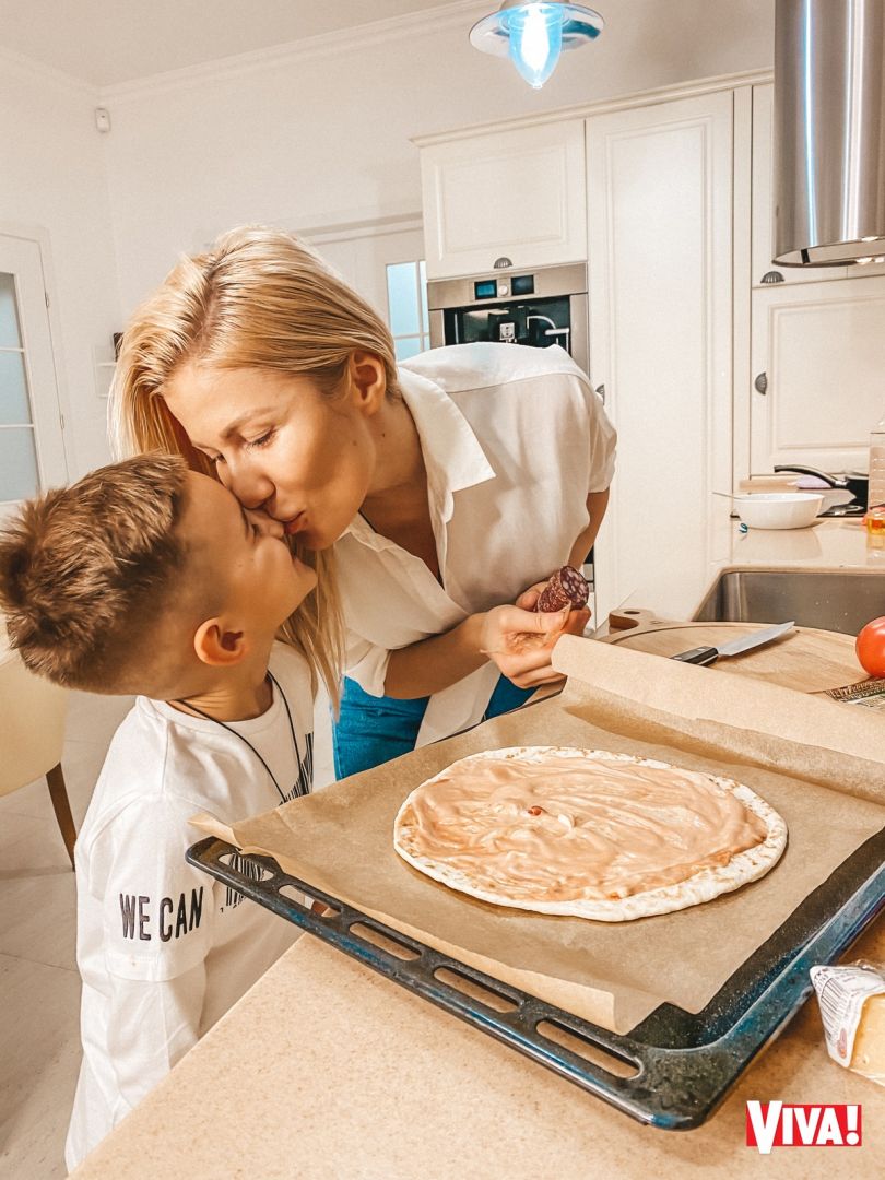 Алена Омаргалиева целует сына