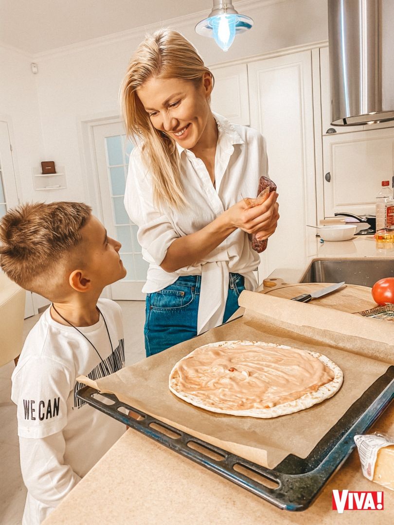Алена Омаргалиева у себя дома на кухне с сыном
