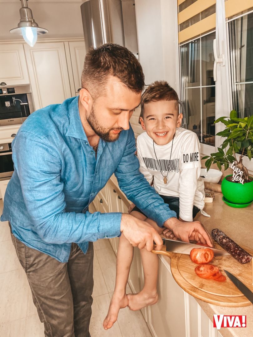 Тамерлан и его сын готовят еду