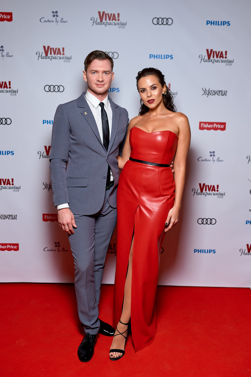 Настя Камеских станцевала страстное танго в кожаном платье с высоким разрезом