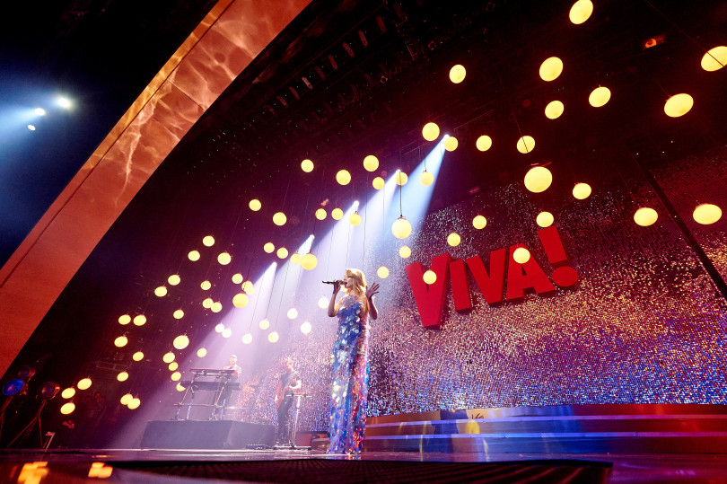 Самая яркая! Тина Кароль вышла на сцену 