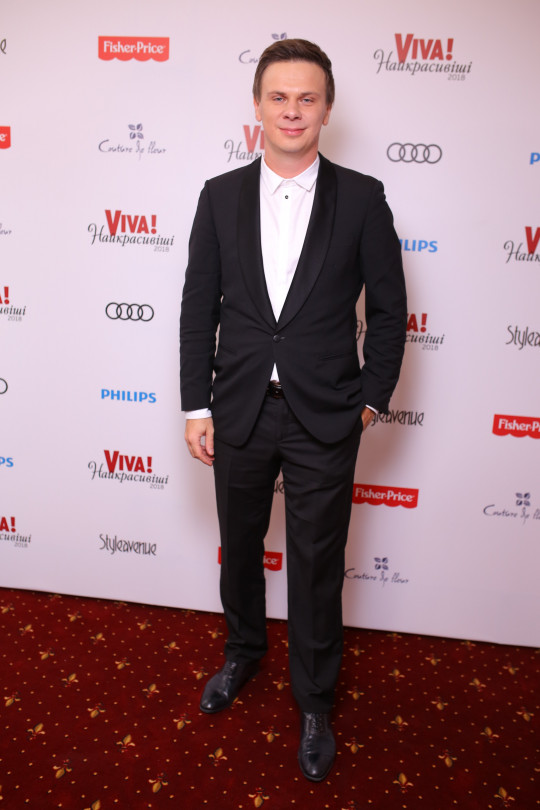 Самый красивый мужчина-2017 Дмитрий Комаров появился на красной дорожке с таинственной незнакомкой