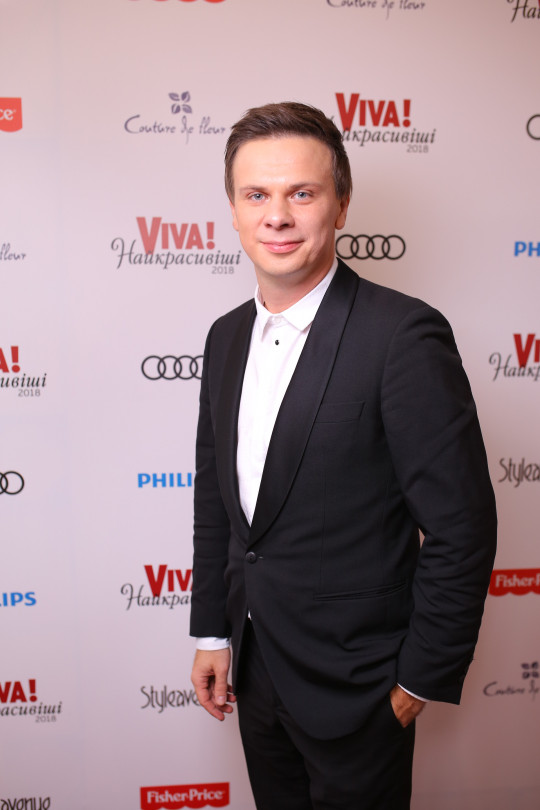 Самый красивый мужчина-2017 Дмитрий Комаров появился на красной дорожке с таинственной незнакомкой