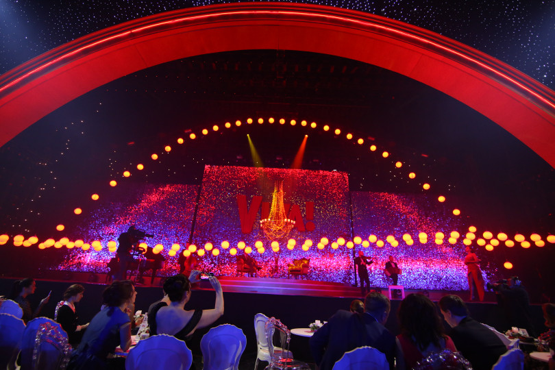 Настя Каменских станцевала страстное танго в кожаном платье с высоким разрезом