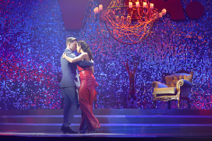 Настя Каменских станцевала страстное танго в кожаном платье с высоким разрезом