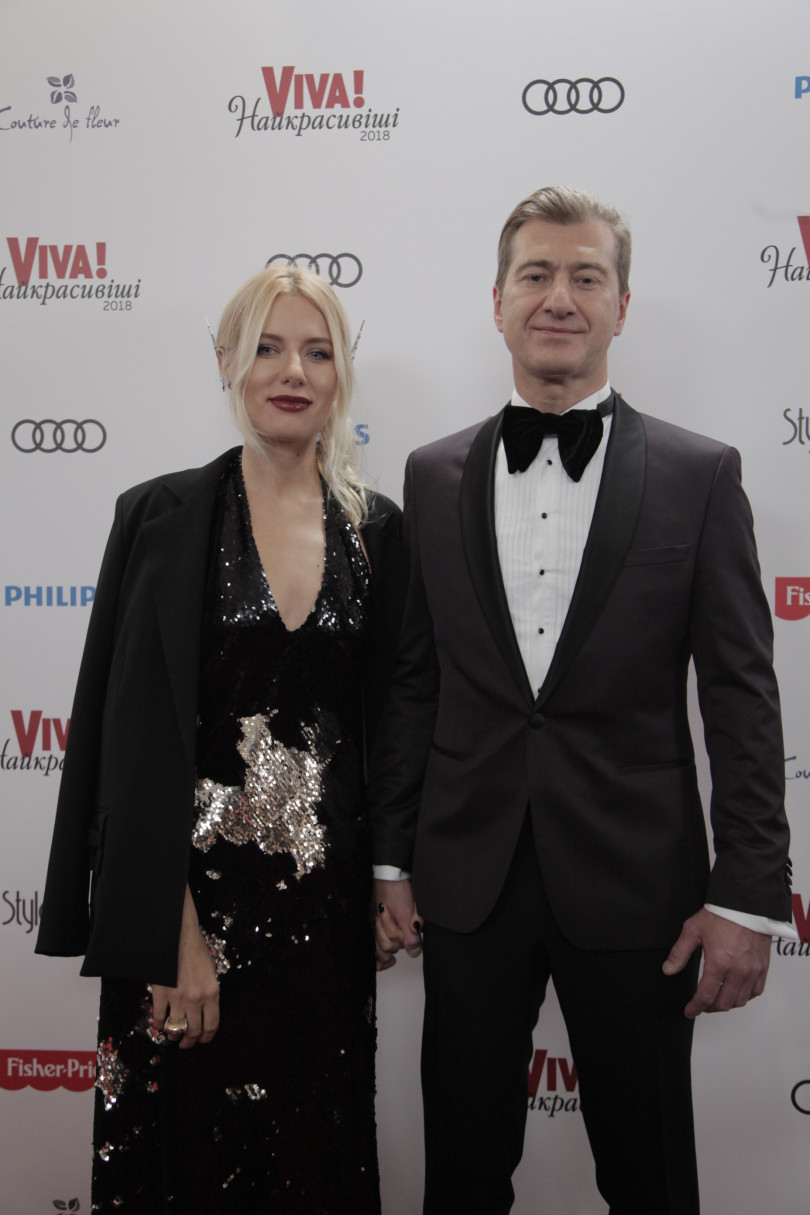 Вслед за Голливудом: Ольга Горбачева восхитила роскошным черным платьем в знак протеста