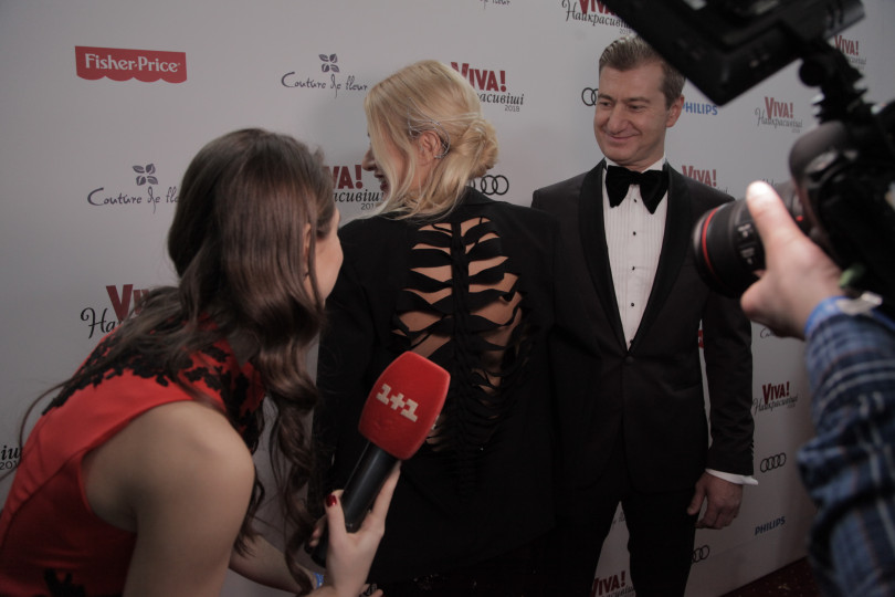 Вслед за Голливудом: Ольга Горбачева восхитила роскошным черным платьем в знак протеста