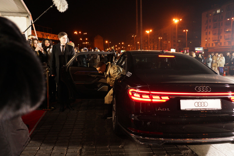 Монатик на красной дорожке